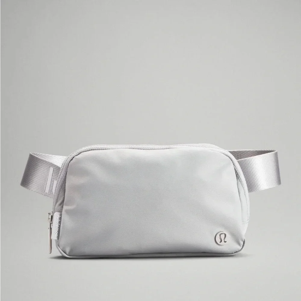 🆕 Lululemon Everywhere Belt Bag - Silver Drop